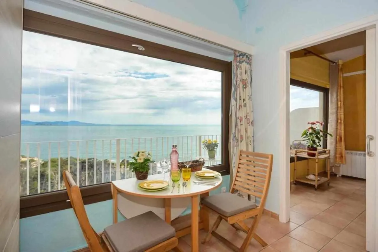 Apartamento Cap sa Sal Begur 74 con Terraza literalmente Sobre el Mar